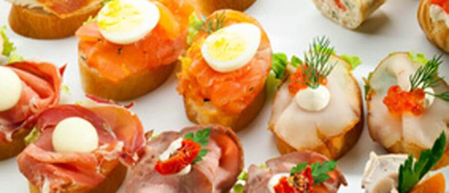 Weißbrotscheiben mit verschiedenen Käsesorten